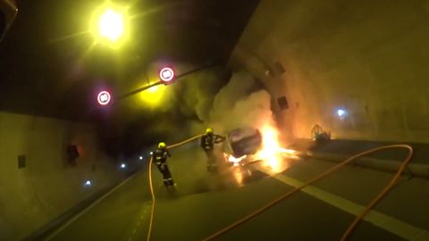 Plameny šlehající z auta v klimkovickém tunelu uhasili hasiči za jedenáct minut