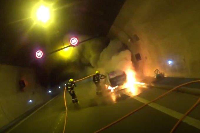 Požár osobního auta v klimkovickém tunelu