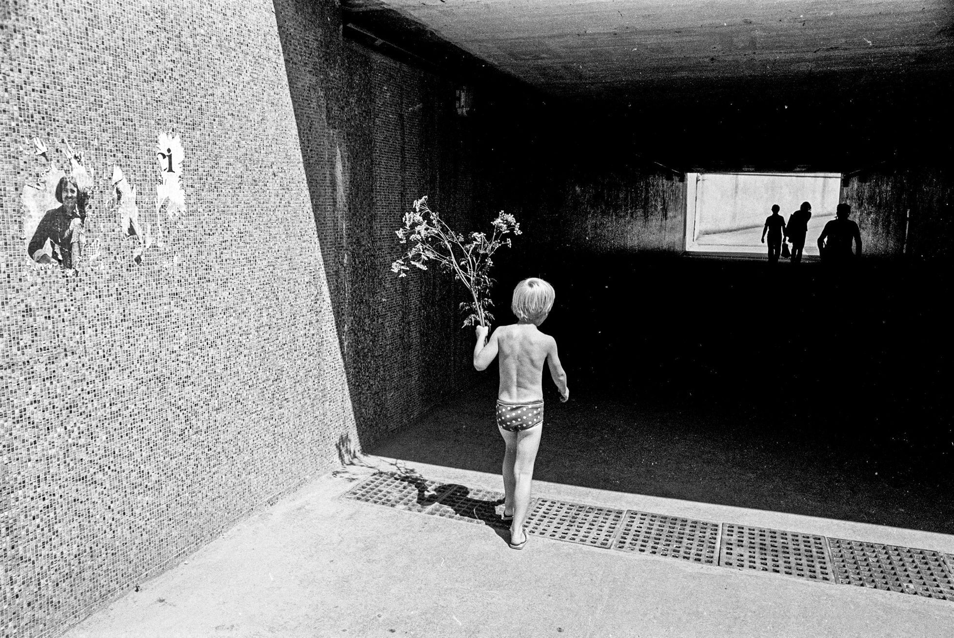 Jedinečné retro. Fotografie Jaromíra Čejky ukazují dávný život na sídlišti v Praze