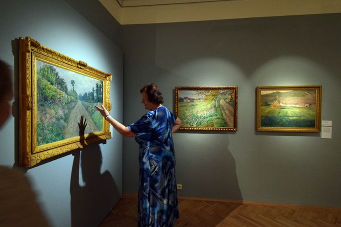 Na snímku jsou obrazy Václava Radimského.