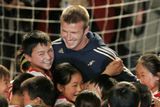 David Beckham a čínské děti na "promo" akci. Tým L.A. Galaxy dorazil do Šanghaje v neděli, ve středu sehraje utkání s druholigovým čínským celkem, v neděli ho čeká duel s Hong Kongem Union.