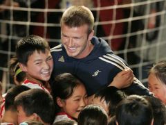 David Beckham a čínské děti na "promo" akci. Tým L.A. Galaxy dorazil do Šanghaje v neděli, ve středu sehraje utkání s druholigovým čínským celkem, v neděli ho čeká duel s Hong Kongem Union.