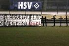 Všechny vás dostaneme, hlásal nápis. U stadionu Hamburku se po debaklu objevily i hřbitovní kříže