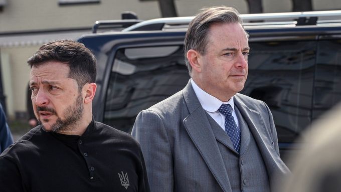 Ukrajinský prezident Volodymyr Zelenskyj s belgickým premiérem Bartem De Weverem.