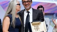 Režisér Nuri Bilge Ceylan přijímá gratulaci od předsedkyně poroty, režisérky Jane Campion.