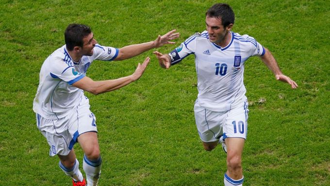 Jorgos Karagunis (vpravo) se raduje z rozhodujícího gólu utkání