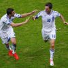 Řecký fotbalista Jorgos Karagunis (vpravo) slaví se spoluhráčem Jannisem Maniatisem gól v síti Ruska v utkání skupiny A na Euru 2012