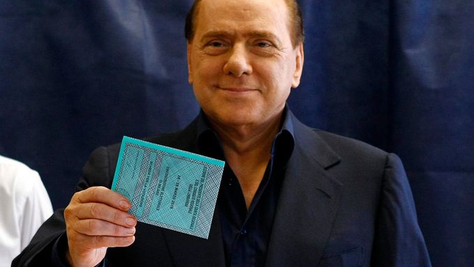 Silvio Berlusconi odevzdává svůj hlas.