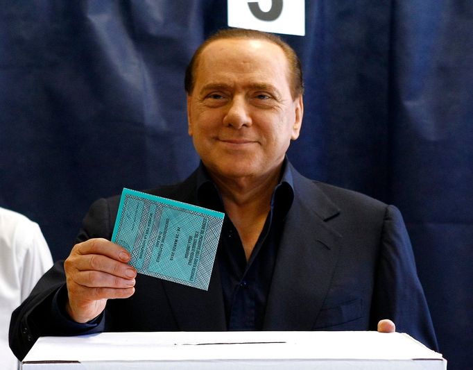 Silvio Berlusconi odevzdává svůj hlas.