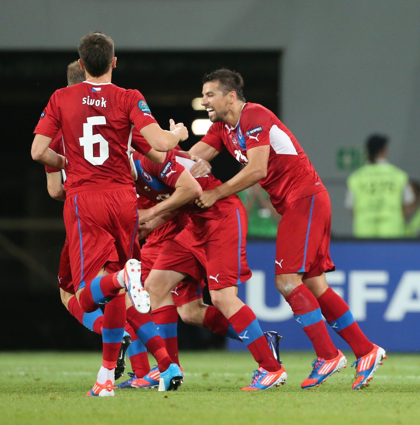 Čeští fotbalisté se radují z gólu Petra Jiráčka do sítě Polska v utkání skupiny A na Euru 2012