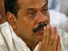 Srílanský premiér a kandidát na funkci prezidenta Mahinda Radžapakse z Lidového spojenectví 15. listopadu při buddhistické modlitbě ve své rezidenci v Kolombu.