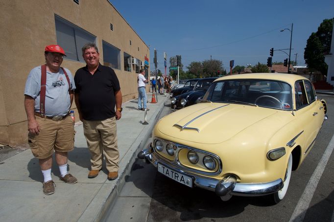 Sraz historických tatrovek v Los Angeles, během představení knihy Vladimíra Cettla "Zátiší s vraky Tatra".