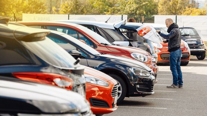 Nabídku ojetých automobilů v Česku se zmenšila, ale jejich stáří je v průměru nižší a ceny vyšší