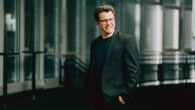 Jakub Hrůša je šéfdirigentem Bamberských symfoniků a hlavním hostujícím dirigentem České filharmonie i orchestru Národní akademie Svaté Cecílie v Římě.