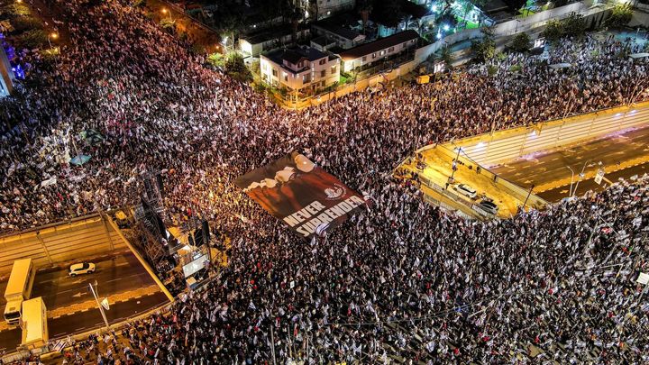 Deseti tisíce lidí jsou znovu v ulicích Izraele. Protestují proti justiční reformě