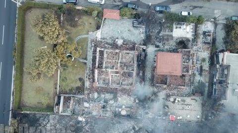 Zpustošené město. Sledujte z dronu následky požárů v Řecku