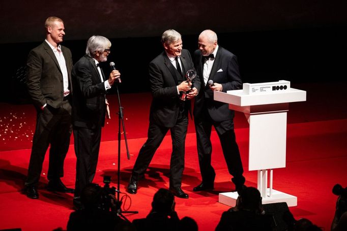 Herec Solly McLeod, prezident festivalu Jiří Bartoška, herec Viggo Mortensen a moderátor Marek Eben.