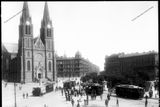 Pohled na dnešní náměstí Míru na Vinohradech se zastávkou tramvaje a tramvajemi. Vlevo kostel sv. Ludmily. Rok 1897.