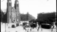 Pohled na dnešní náměstí Míru na Vinohradech se zastávkou tramvaje a tramvajemi. Vlevo kostel sv. Ludmily. Rok 1897.