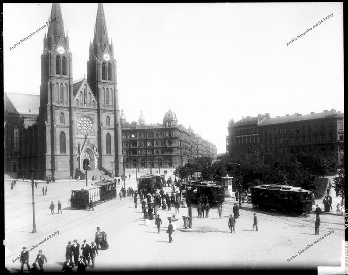 Archivní dobová kresba zachycující pražskou čtvrť Vinohrady.