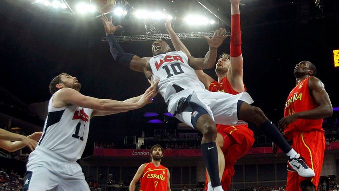 Útok Kobeho Bryanta na španělský koš ve finále olympijských her