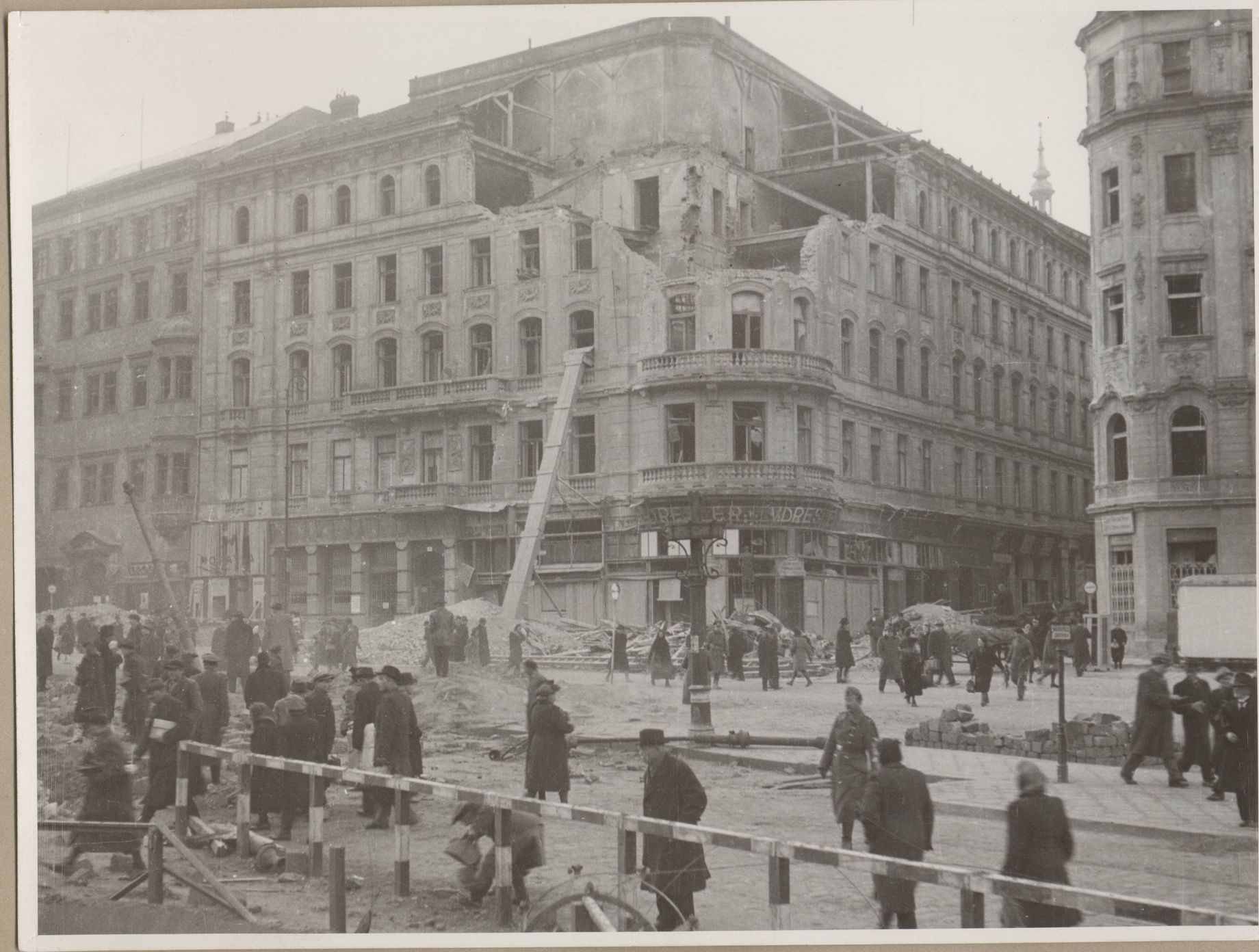 Výstava: Letecká válka - cíl Brno (dobové fotky bombardovaného Brna)