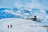 Vedle lyžařů tu potkáte i lidi na sněžnicích, paraglidisty nebo lezce po ledu. Denní kurz s instruktorem lezení tu vyjde asi na 325 eur na osobu.