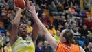 Euroliga, USK Praha- Schio: Kia Vaughnová - Kathrin Ressová