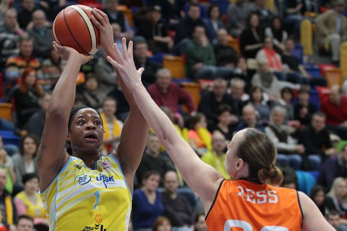 Euroliga, USK Praha- Schio: Kia Vaughnová - Kathrin Ressová