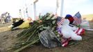 A signed military hat lies at the base of a cross dedicated to Air Force member Jesse Childress during a vigil at the Aurora Municipal Center for the people killed by a gunman last Friday in the Century 16 movie theater in Aurora, Colorado, July 22, 2012. Residents of a Denver suburb mourned their dead on Sunday from a shooting rampage by a gunman who killed 12 people and wounded 58 after opening fire at a cinema showing the new Batman movie. REUTERS/Jeremy Papasso (UNITED STATES - Tags: CRIME LAW CIVIL UNREST OBITUARY MILITARY) Published: Čec. 23, 2012, 4:01 dop.