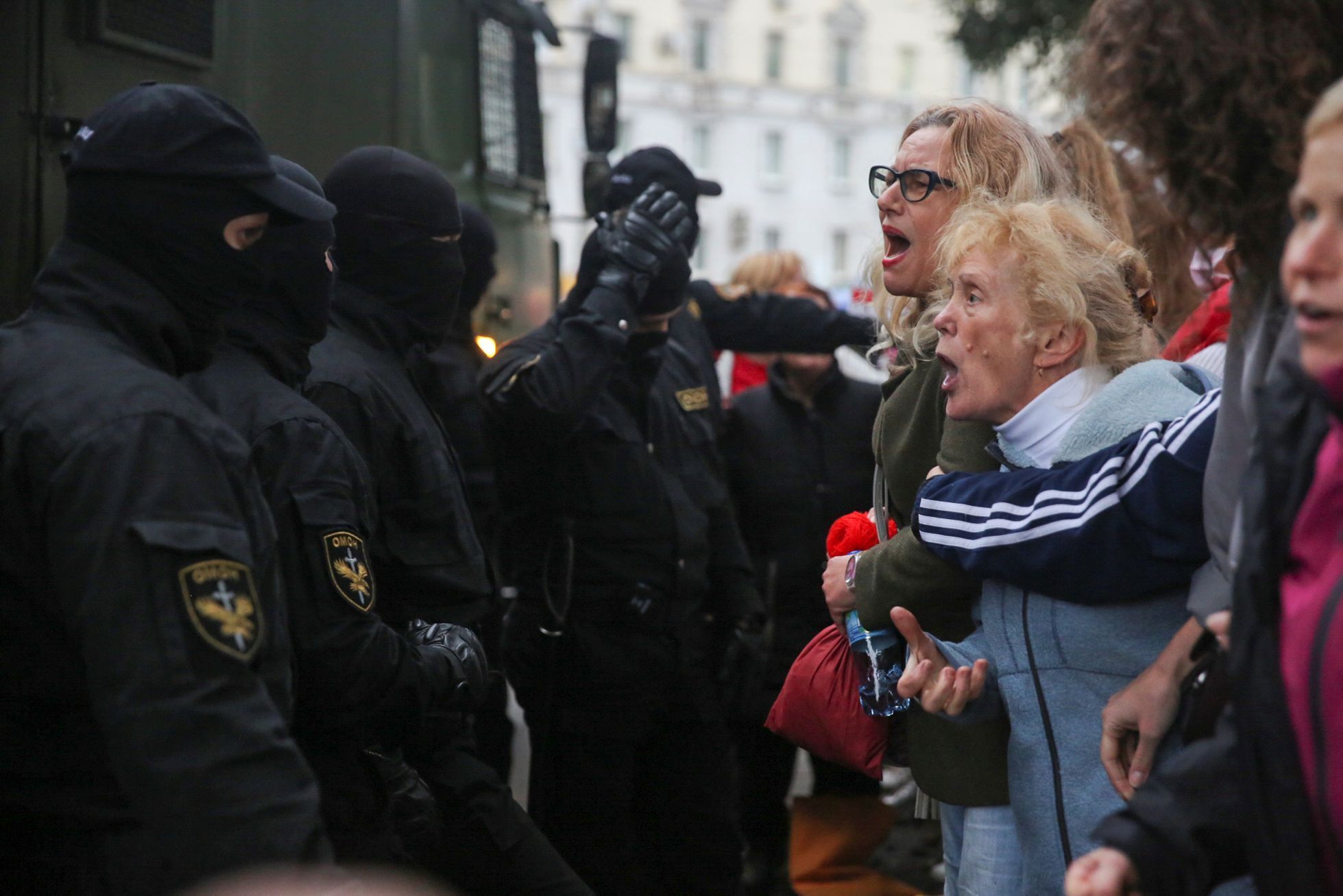 Ženy versus příslušníci jednotek ministerstva vnitra OMON v centru Minsku.