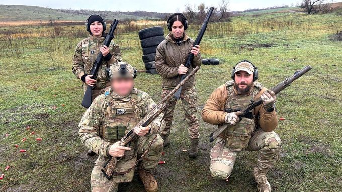 U nás by to byla skvělá zábava, ale tady je dovednost sestřelit dron otázkou života a smrti. Drony jsou všude.