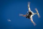 Muž sestřelil dron letící nad jeho domem, skončil ve vazbě