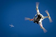 Muž sestřelil dron letící nad jeho domem, skončil ve vazbě