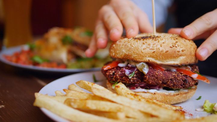 Veganský párek zůstává. Ministerstvo vyškrtlo z vyhlášky spornou pasáž