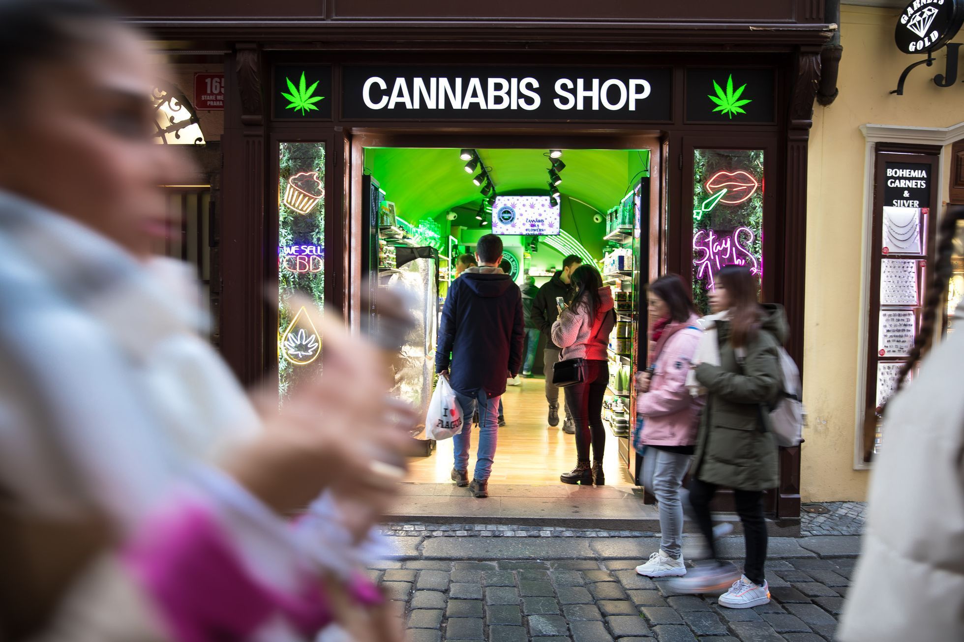 Královská cesta, Praha - turismus, reklama, reklamní smog, overturismus, turisté, marihuana shop, cannabis shop