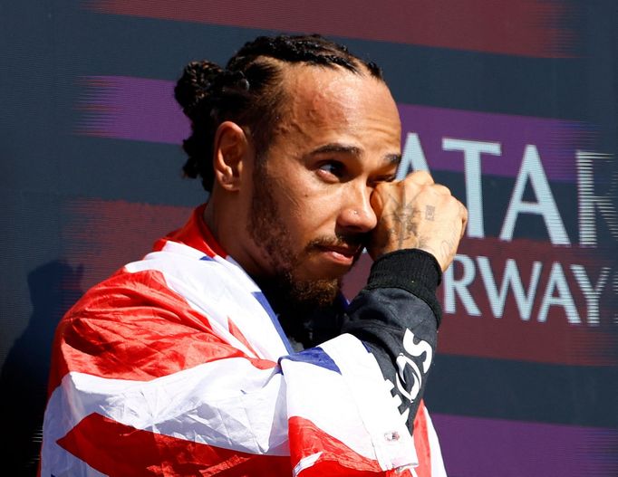 Pilot Mercedesu Lewis Hamilton slaví triumf ve VC Británie formule 1 2024