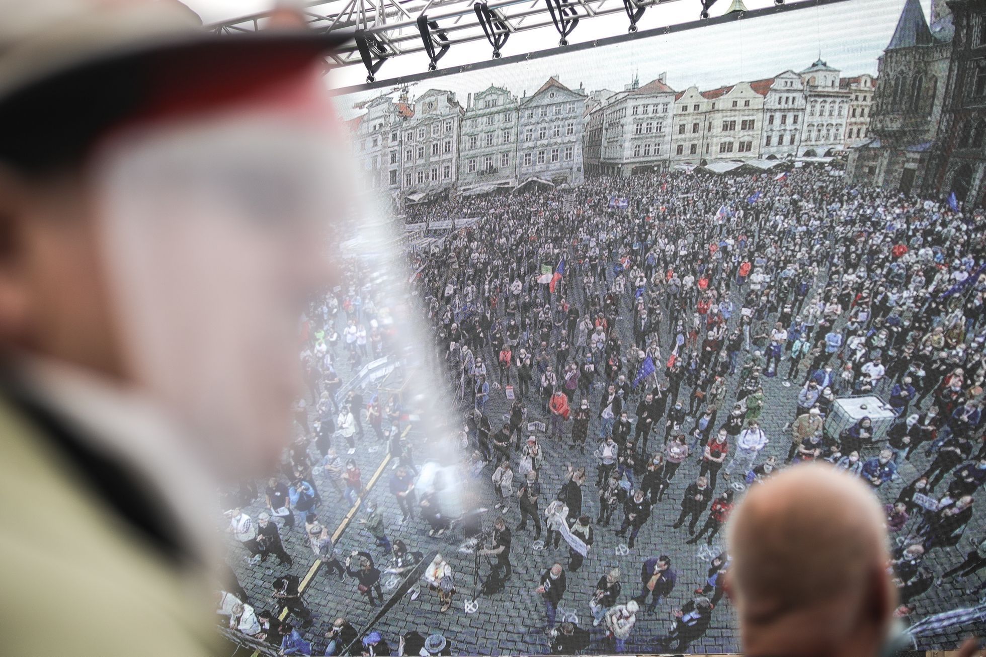 Demonstrace Milion chvilek pro demokracii - roušky, rozestupy, Andrej Babiš