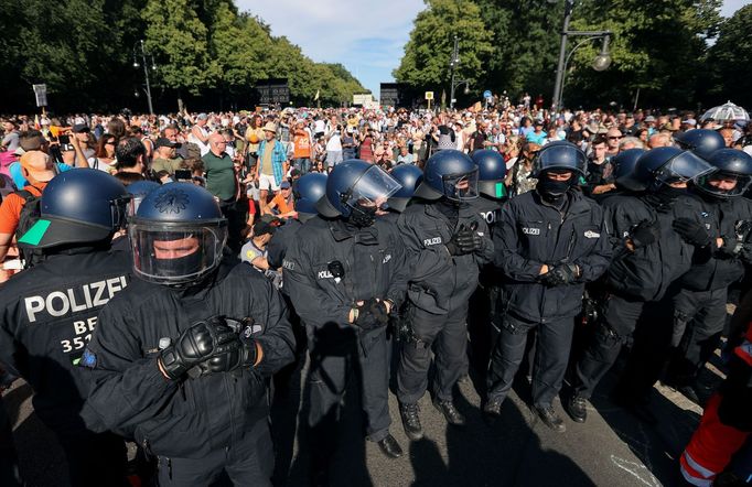 Protesty v Berlíně proti restrikcím kvůli koronaviru