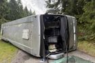 Autobus se studenty se v Beskydech převrátil na bok. Záchranáři ošetřují zraněné