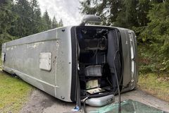 V Beskydech se převrátil autobus se studenty, zraněno bylo přes 30 lidí
