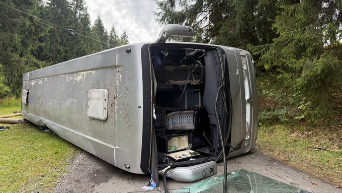 Ve Starých Hamrech na Frýdecko-Místecku v pondělí dopoledne havaroval autobus, který převážel studenty.
