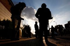Útočníci na mopedu v noci v Londýně napadli kyselinou pět lidí, jednoho podezřelého policie zadržela