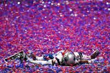 Kyle Van Noy (53) z New England Patriots leží po vítězství v Super Bowlu LIII na zemi. Jeho tým vyrovnal šestým triumfem dosud nejúspěšnější celek NFL - Pittsburgh Steelers.
