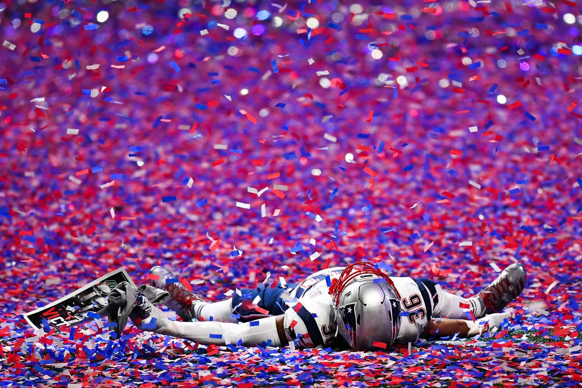 Kyle Van Noy (53) z New England Patriots po vítězství v Super Bowlu LIII