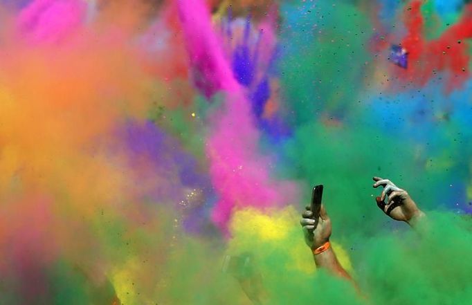 Závěrečná rovinka Colour Run v Centennialském parku v Sydney, 25. srpna 2013. Tisíce běžců bylo po 5 km běhu pokryto modrým, růžovým, zeleným či oranžovým práškem.