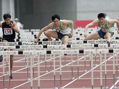 Účastníci finalového běhu na 110 metrů překonávají překážky na mítinku v IAAF v Ósace.