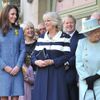Královna Alžběta, Kate a Camilla si vyrazily do obchodu
