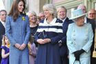 Britská panovnice, Catherine i Camilla přišly do starobylého obchodního domu na ulici Piccadilly oblečené v odstínech modré...