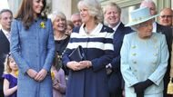 Britská panovnice, Catherine i Camilla přišly do starobylého obchodního domu na ulici Piccadilly oblečené v odstínech modré...